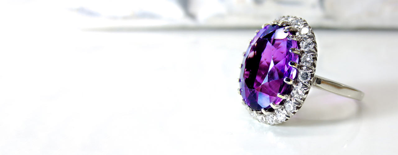 Прикраса з дорогоцінним камінням